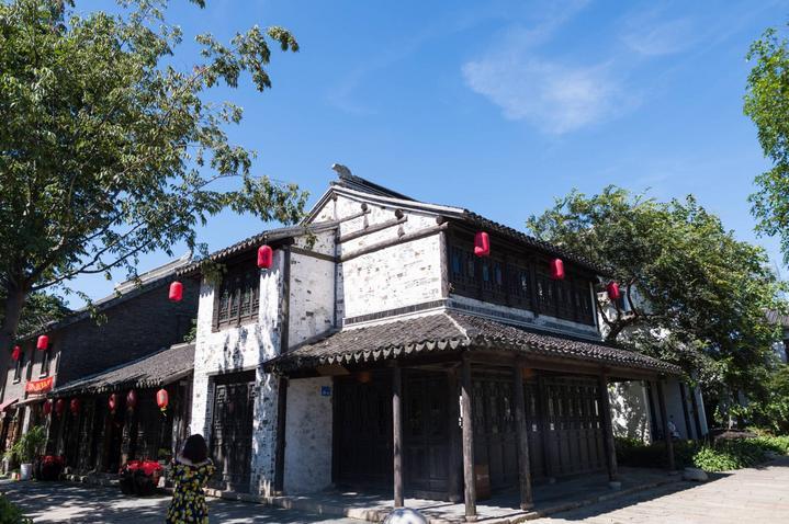 扫地机无法回家发消息告状,妹子查看后:坏咪咪,走开!